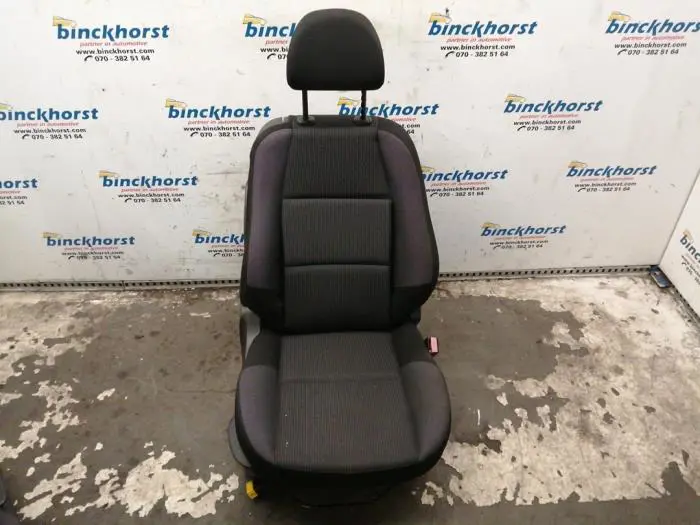 Seat, right Peugeot 207