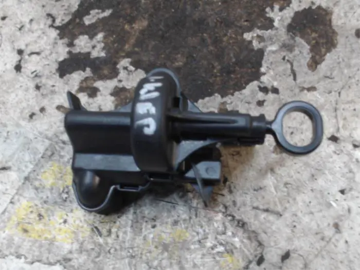 Tailgate lock mechanism Peugeot 108