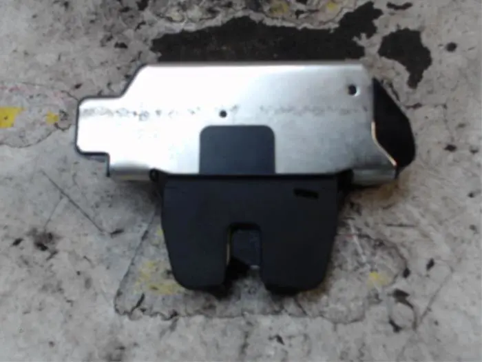 Tailgate lock mechanism Peugeot 208