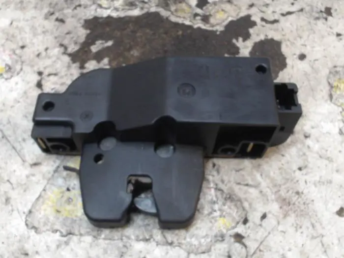 Tailgate lock mechanism Peugeot 607