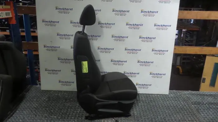 Seat, right Peugeot 207